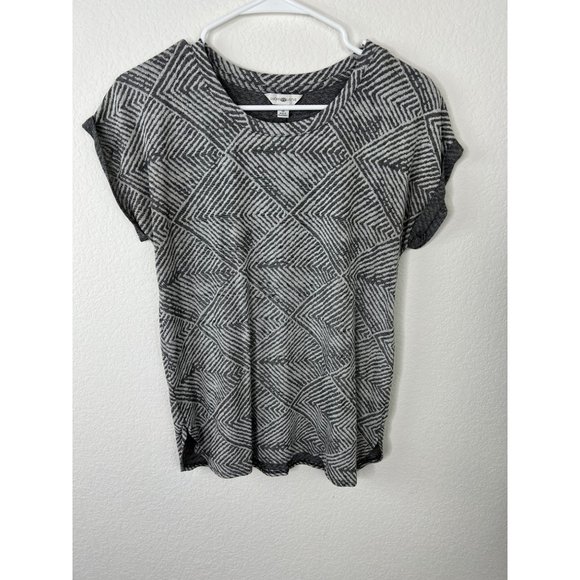 Lucky Lotus Grey patterned short sleeve top. Medium - Picture 8 of 8